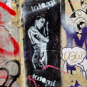 Strretart d'une femme nue entourée delignes et grimaces - France  - collection de photos clin d'oeil, catégorie streetart